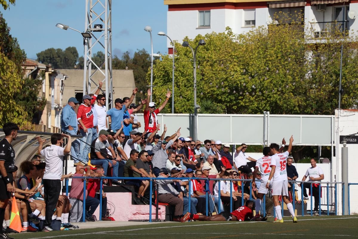 Afición y jugadores de la UD Montijo celebrando