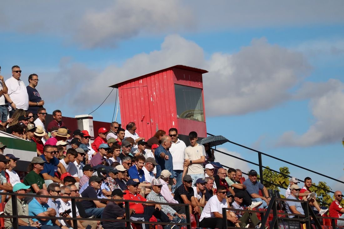 Afición de la UD Montijo en la grada del estadio