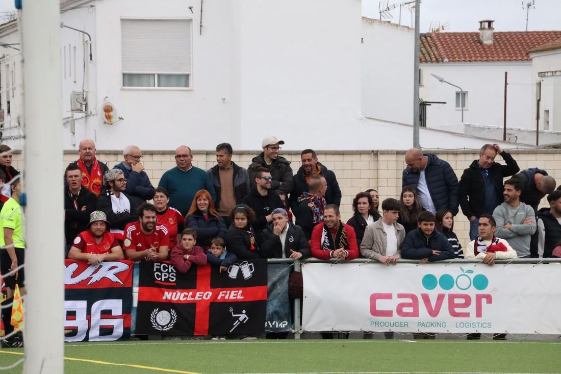 Aficionados de la UD Montijo tras la valla del campo