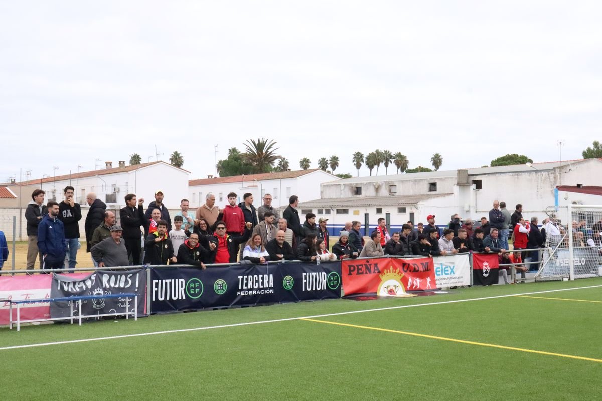 Peña y afición de la UD Montijo animando