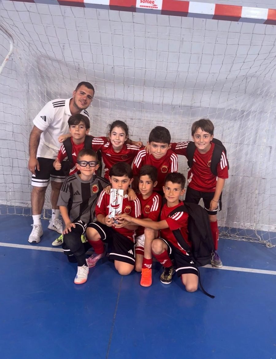Jóvenes jugadores de la UD Montijo con un trofeo