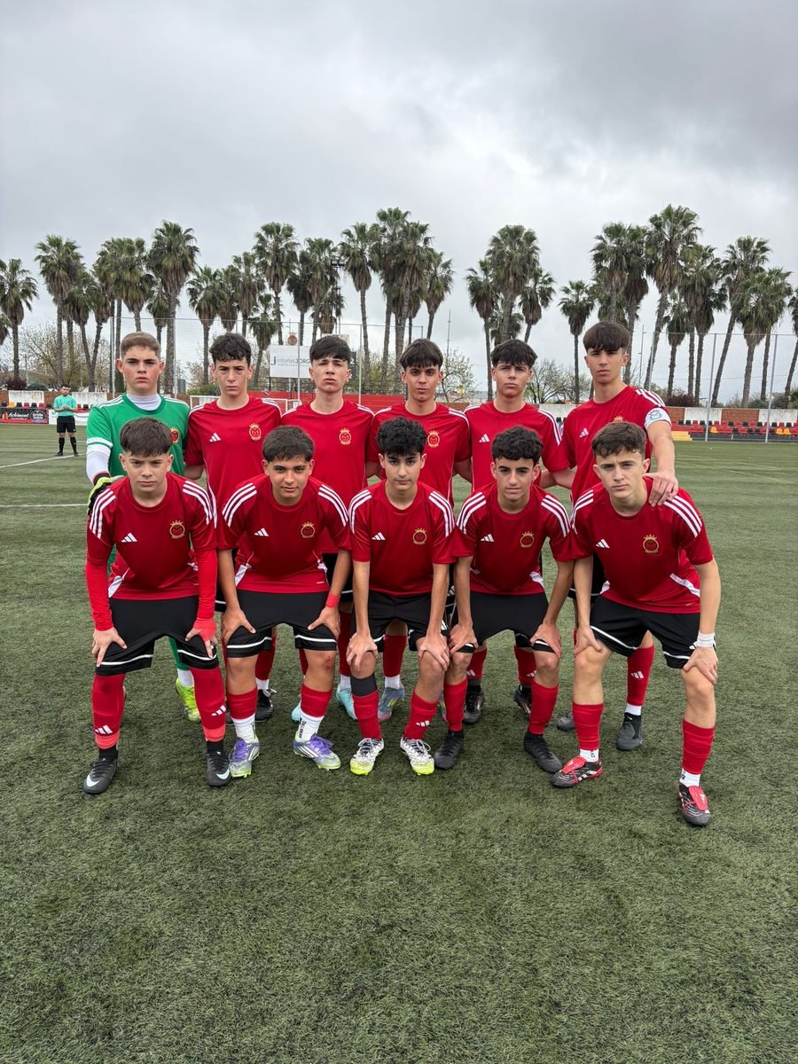 Equipo de cantera de la UD Montijo posando antes del partido