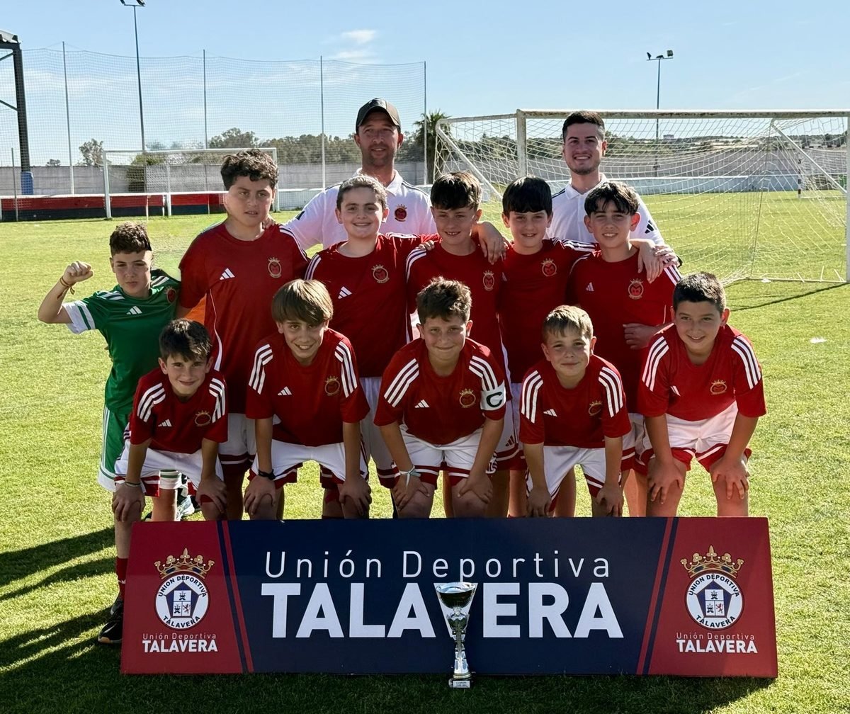 Equipo infantil de la UD Montijo con un trofeo
