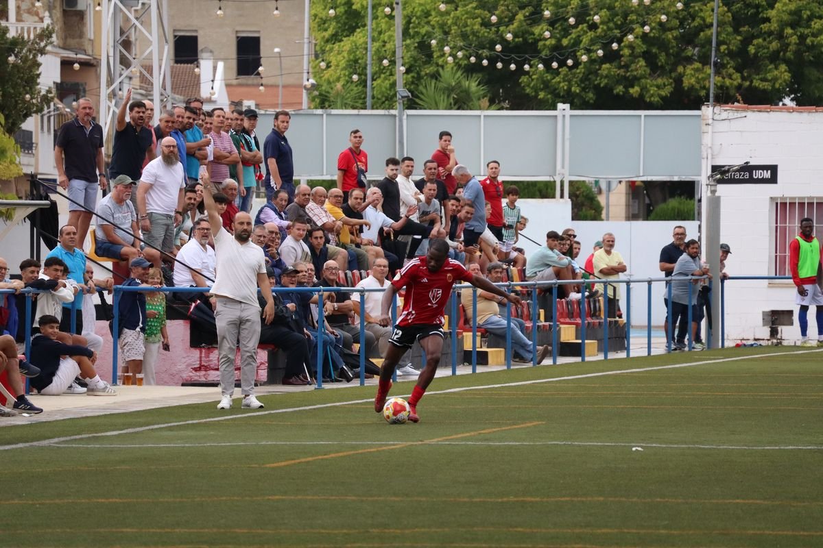 Jugador de la UD Montijo encara en la banda ante su afición