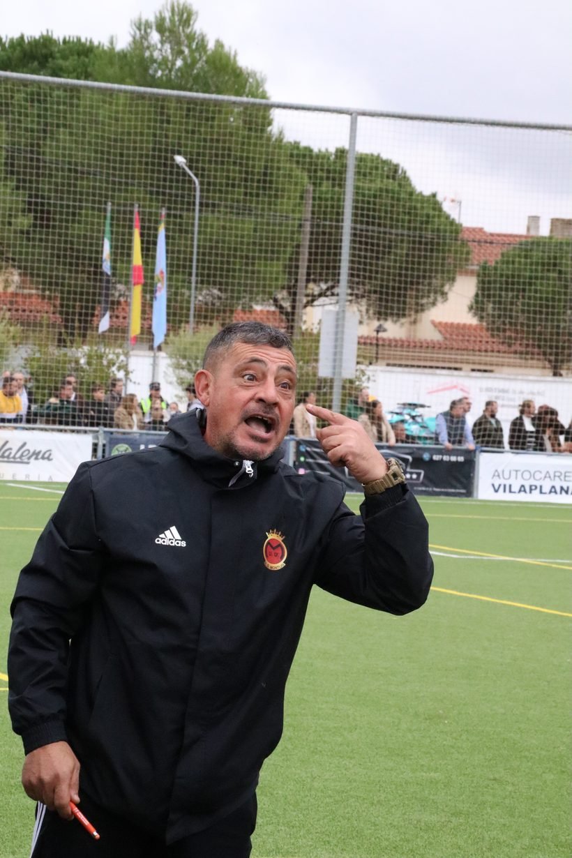 Entrenador de la UD Montijo dando indicaciones