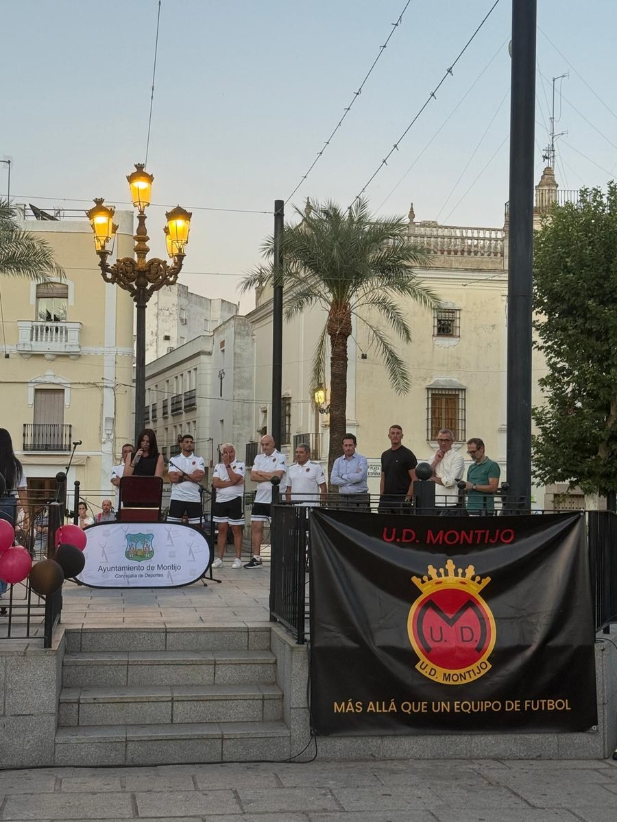 Cuerpo técnico y bandera de la UD Montijo durante el acto de presentación