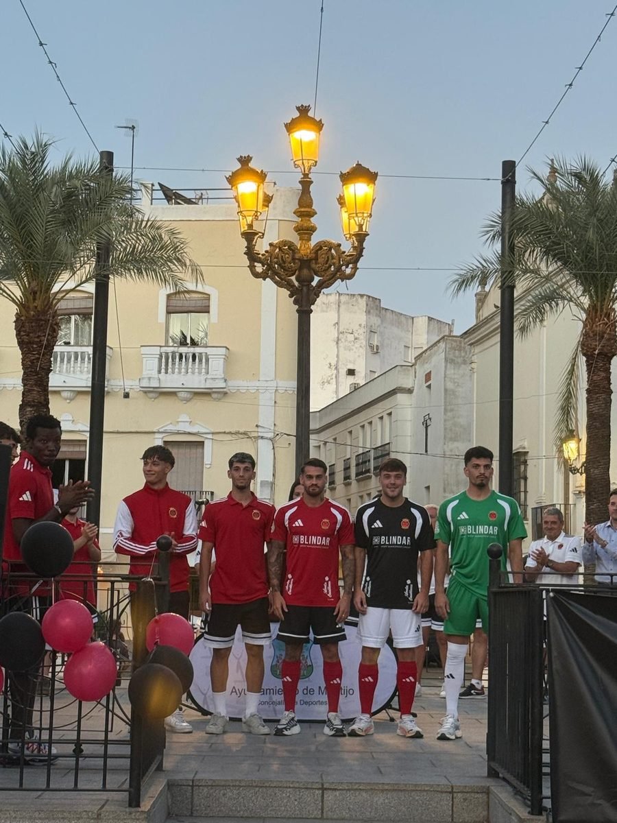 Jugadores de la UD Montijo mostrando las nuevas equipaciones