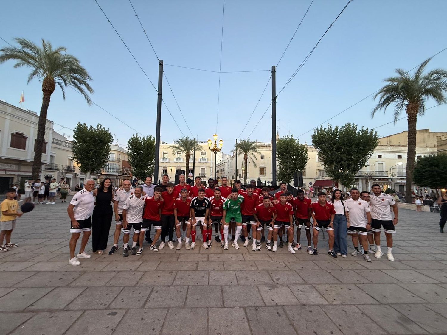 Plantilla y cuerpo técnico de la UD Montijo en la presentación en la plaza de Montijo